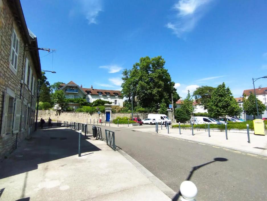 Les Glycines, Un Air De Campagne A La Ville เบอซองซง ภายนอก รูปภาพ